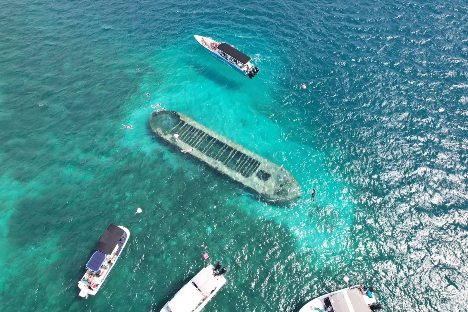 Baignade autour d’une épave dans les eaux claires du Grand Cul-de-Sac Marin, vue du ciel