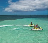 Duo en jet ski sur les eaux turquoise du Grand Cul-de-Sac Marin