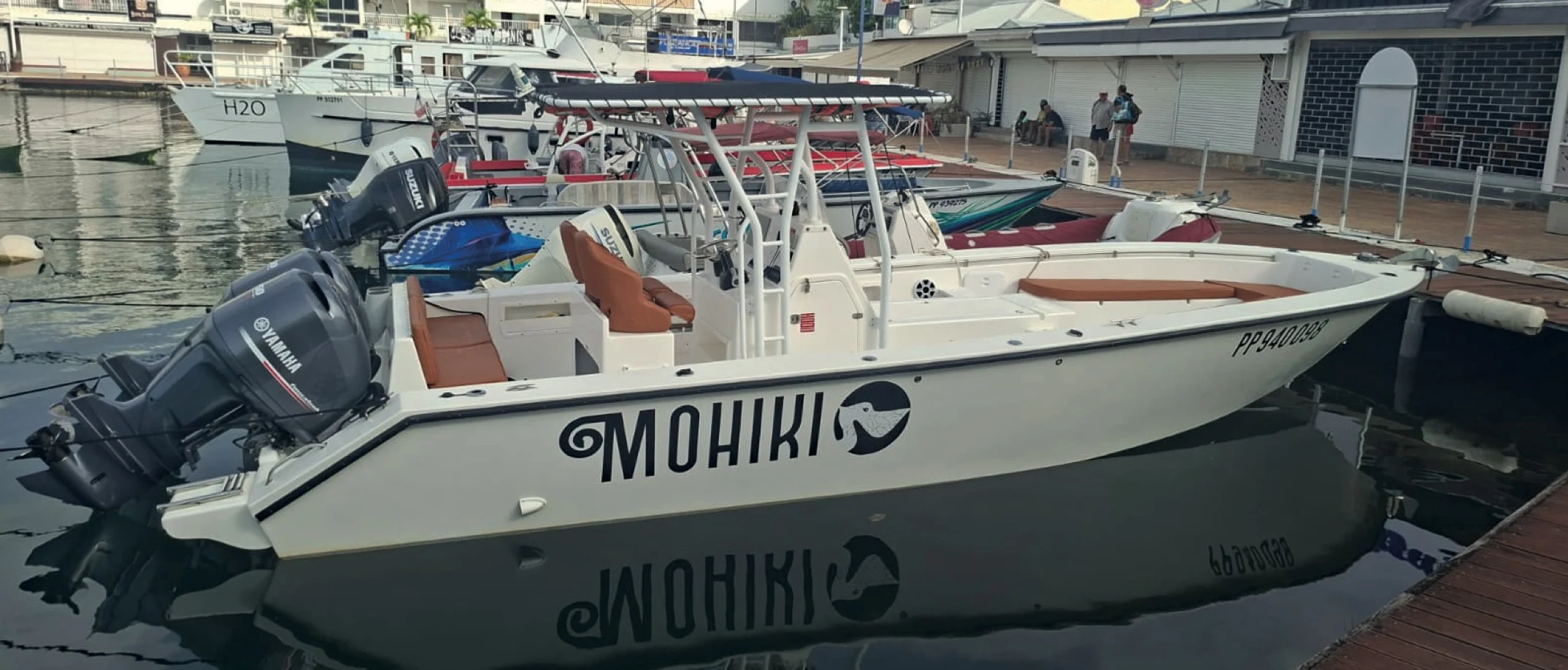 Bateau de pêche Mohiki à quai, avec son cockpit ouvert et ses deux moteurs