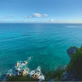 Eaux turquoise et côte rocheuse du parcours Le Diamant
