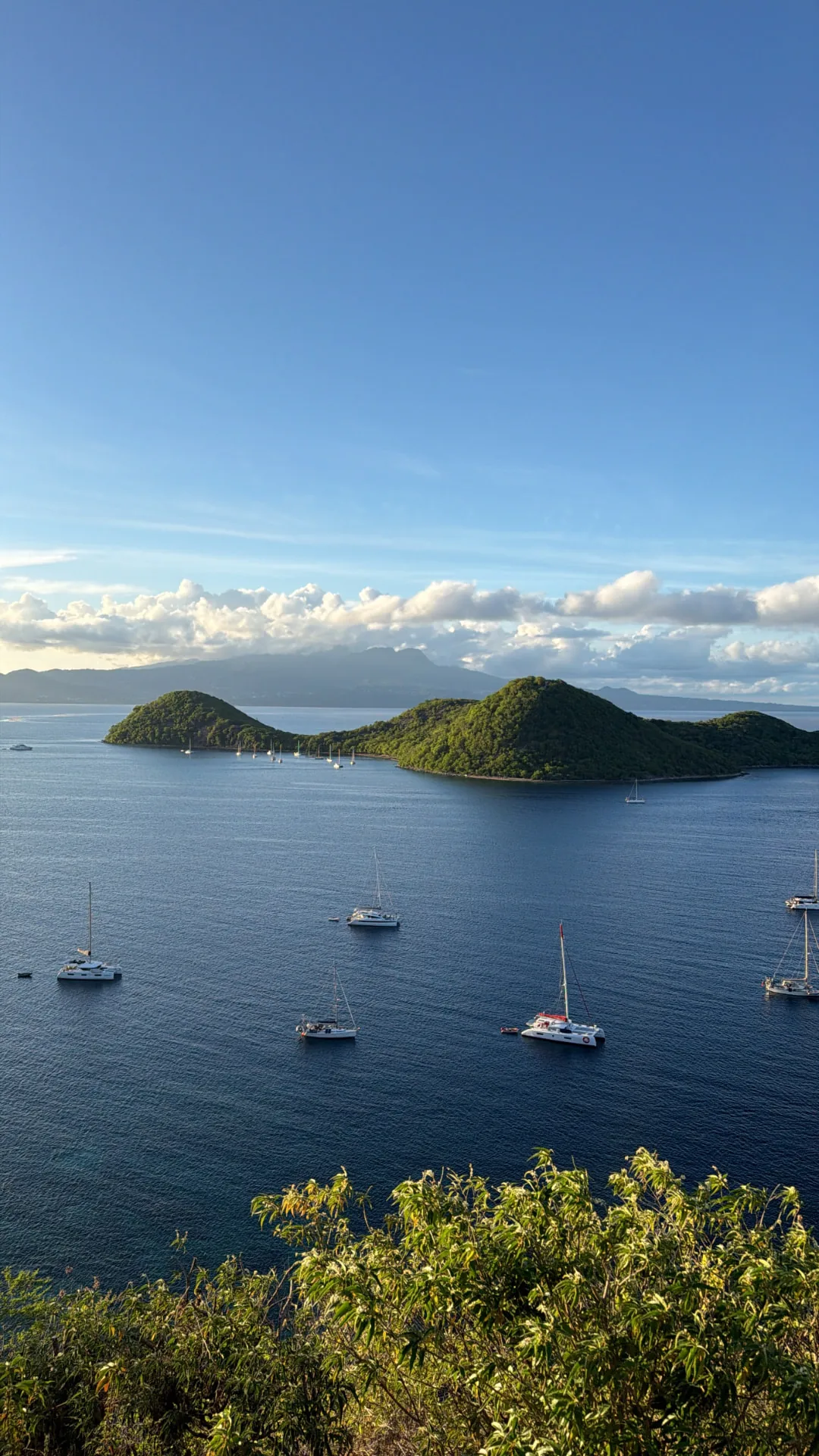 L’îlet à Cabrit et les catamarans au mouillage, vus depuis les hauteurs de la baie des Saintes